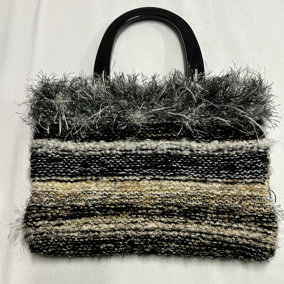 Chic Textured Women's Handbag - Black, Gold, Cream - Picture 2 of 11